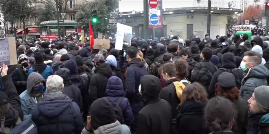 Παραλύει η Γαλλία, απεργίες και διαδηλώσεις για μισθούς και συνταξιοδότηση